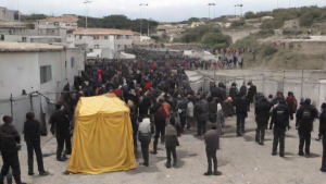 Policía traslada a cientos de migrantes a nueva instalación en Ceuta